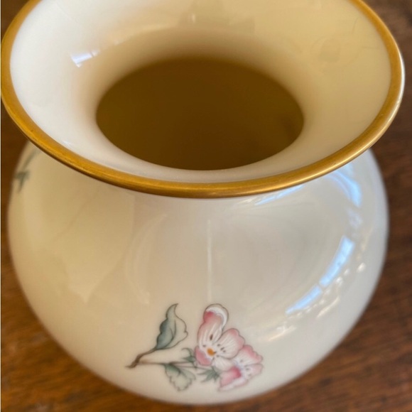 Lenox Serenade Medium Vase with 24K Gold Trim. - Picture 3 of 4